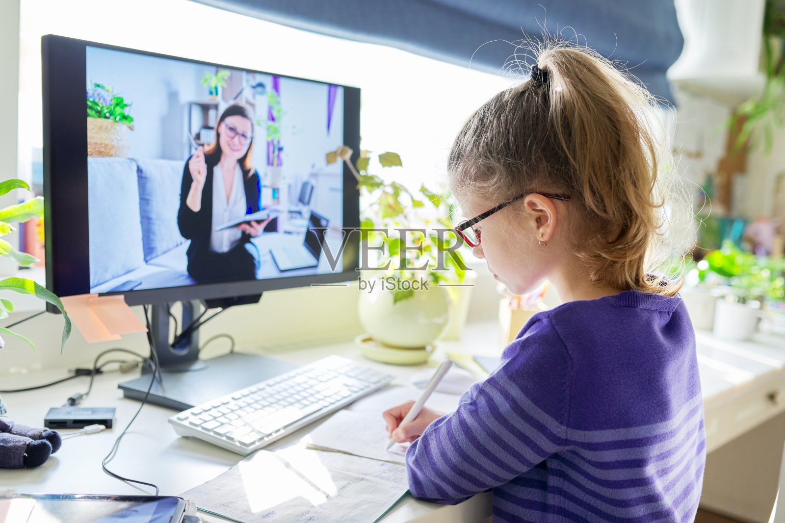 女孩在家里用电脑学习视频课程照片摄影图片