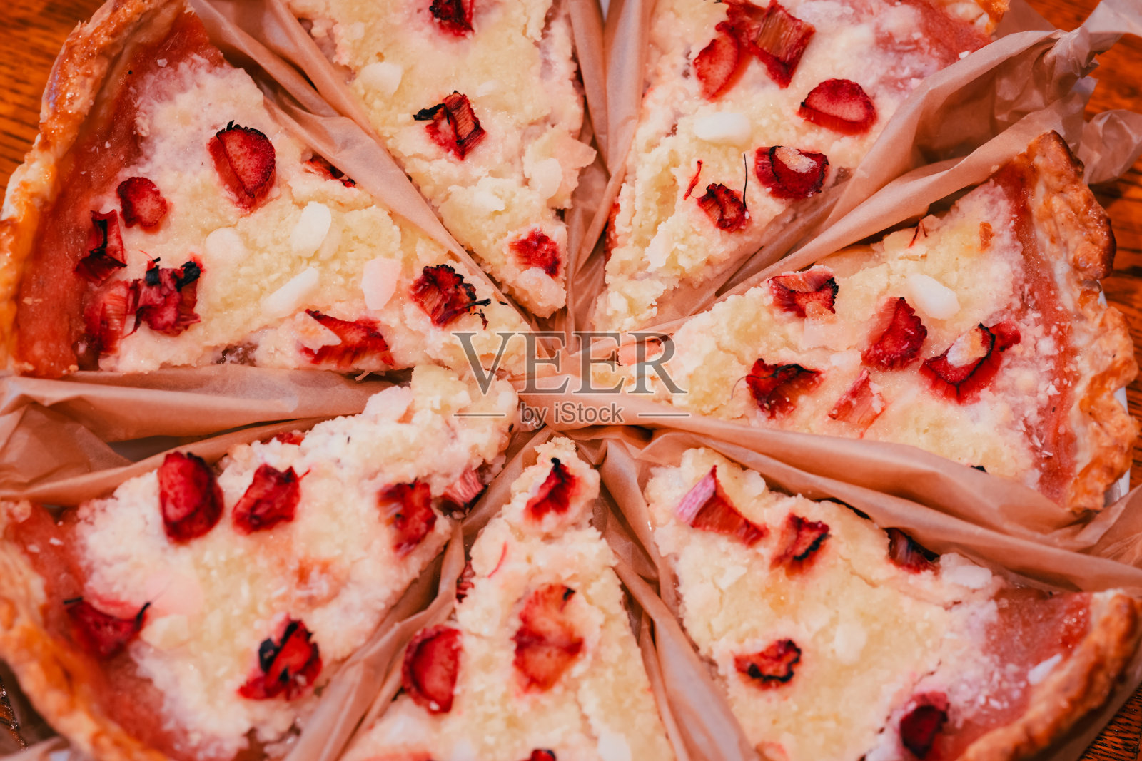 下午，简在餐桌上做馅饼。2022照片摄影图片