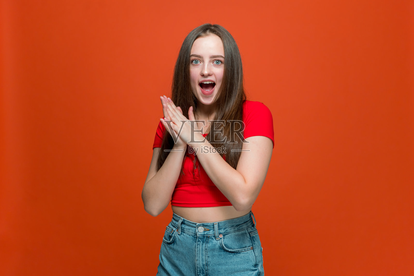 哦，我的天啊。震惊的年轻现代女孩看着大的惊讶的眼睛，惊讶于难以置信的销售照片摄影图片