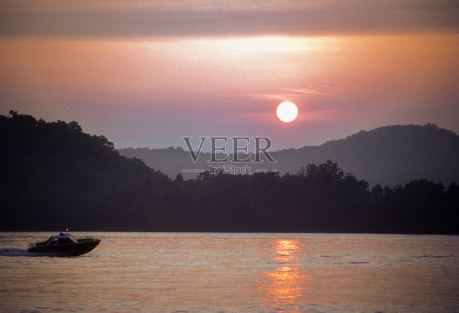 欧扎克湖-日落和接近的船1986照片摄影图片