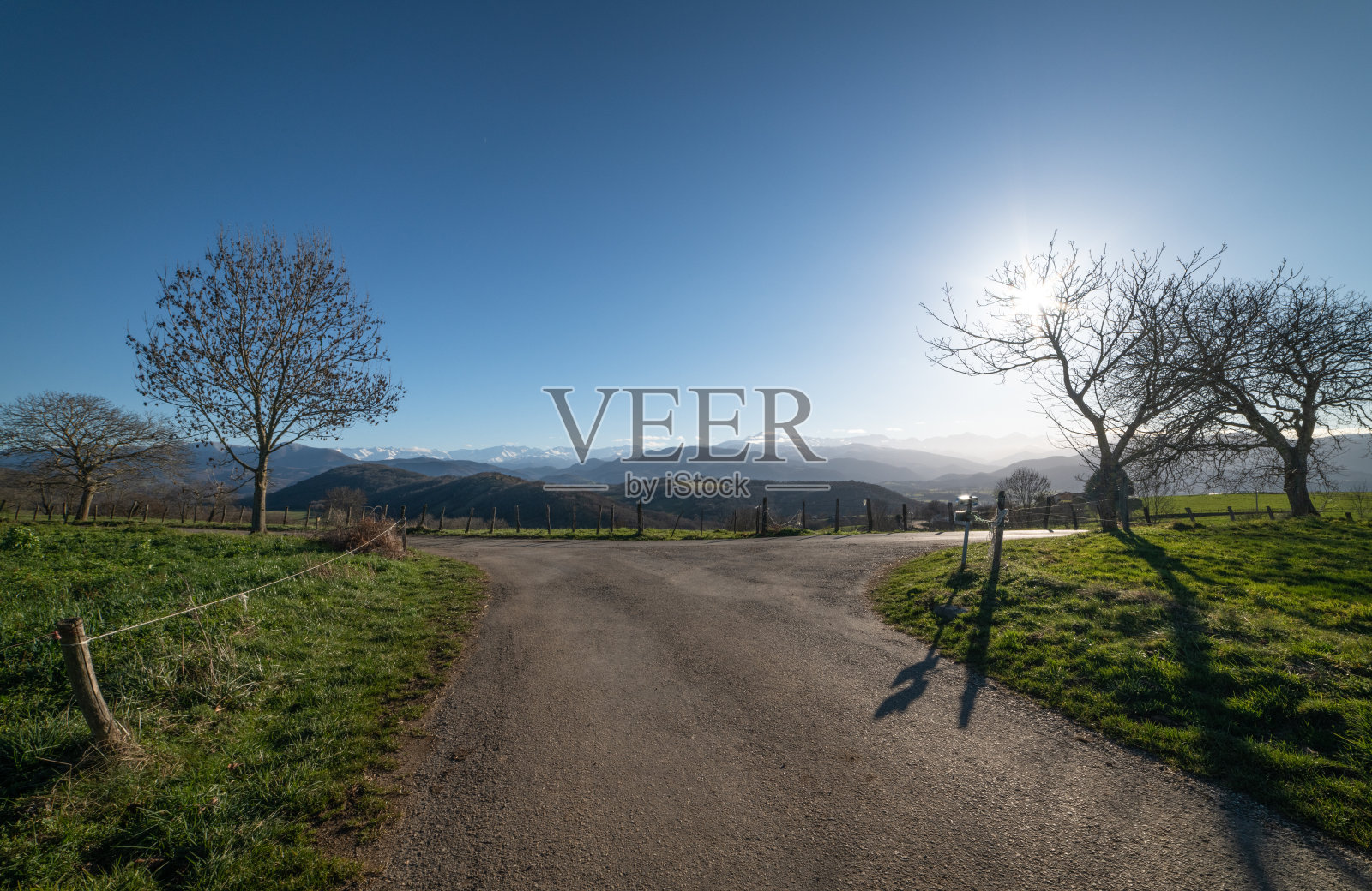 法国西南部的乡村公路照片摄影图片