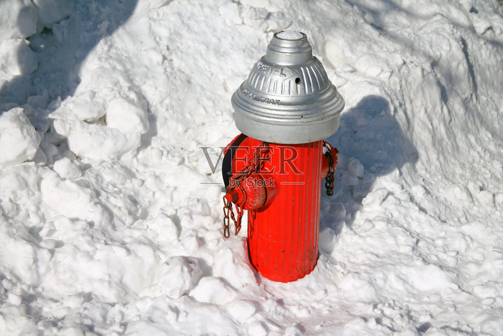 一个传统的红白相间的老消防栓在白雪中照片摄影图片