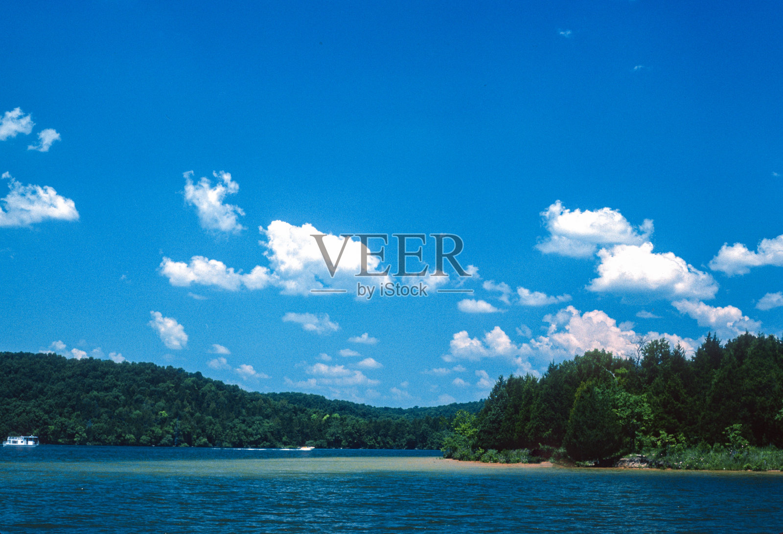 欧扎克湖-湖和远处的船1976照片摄影图片