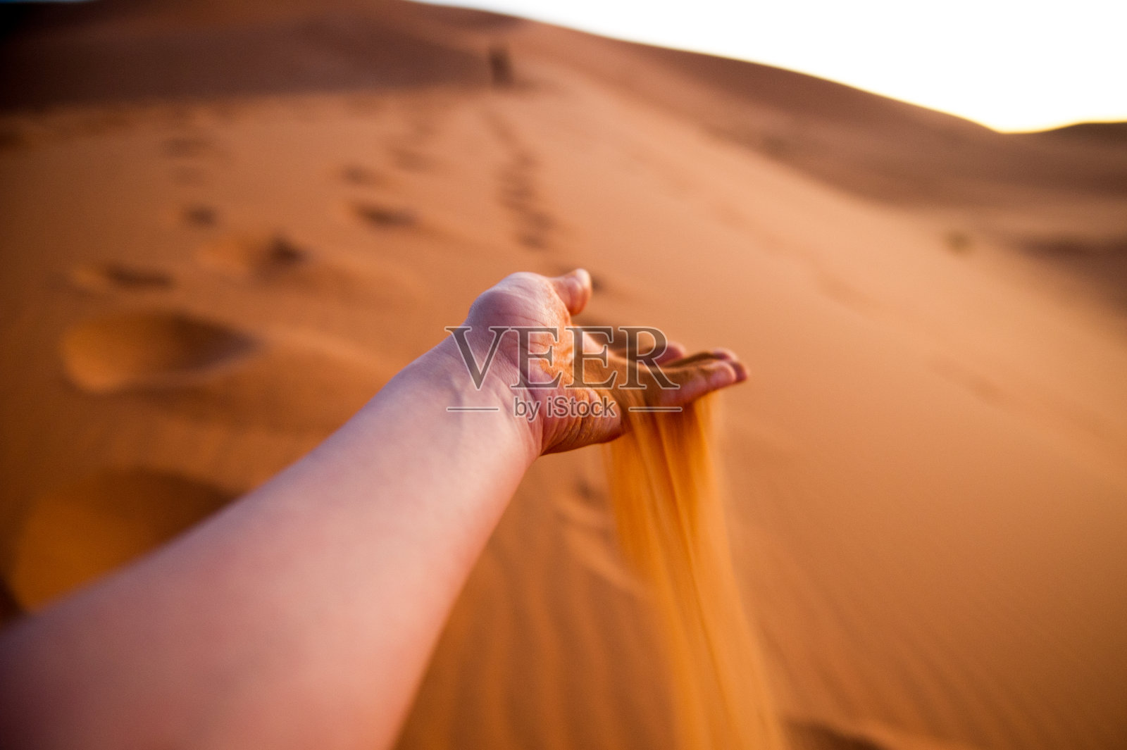 我像尘埃般升起照片摄影图片