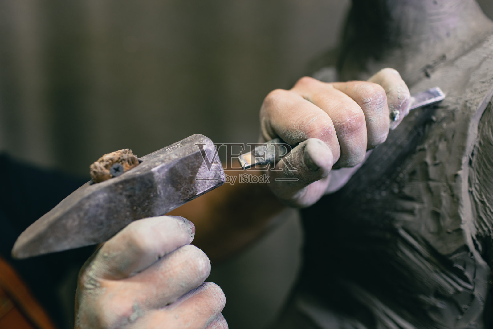 男雕刻家创造雕刻半身人女人雕塑。雕塑工艺制作车间照片摄影图片
