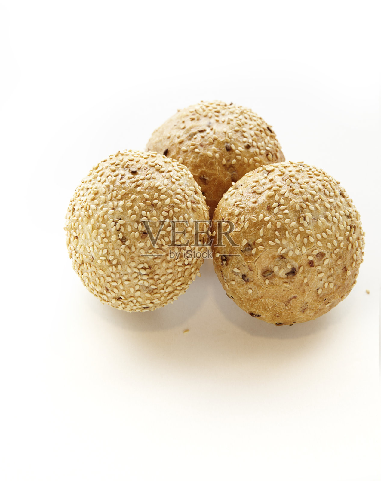 白色背景上松脆的新鲜面包照片摄影图片