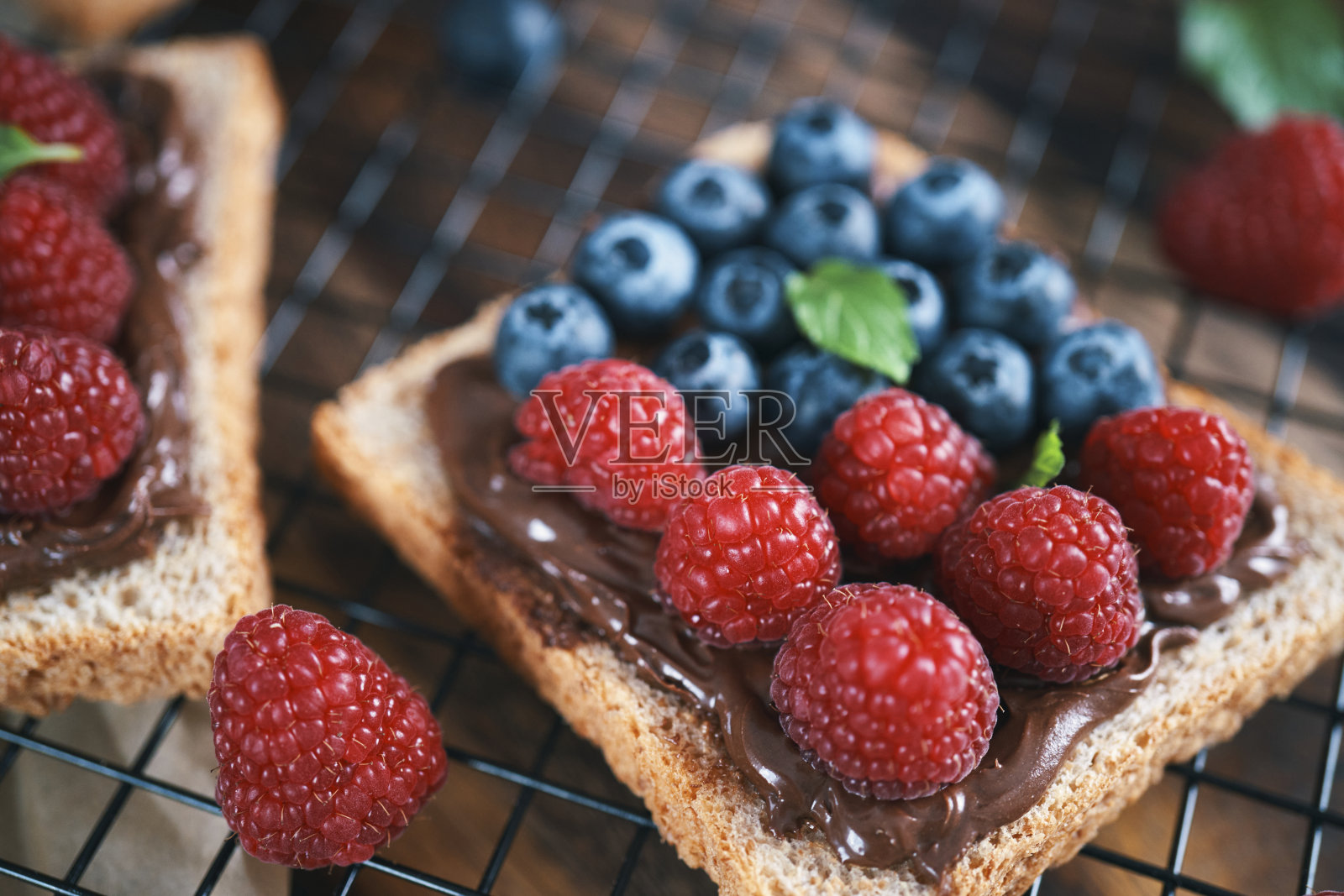 烤面包配巧克力酱和蓝莓覆盆子水果照片摄影图片