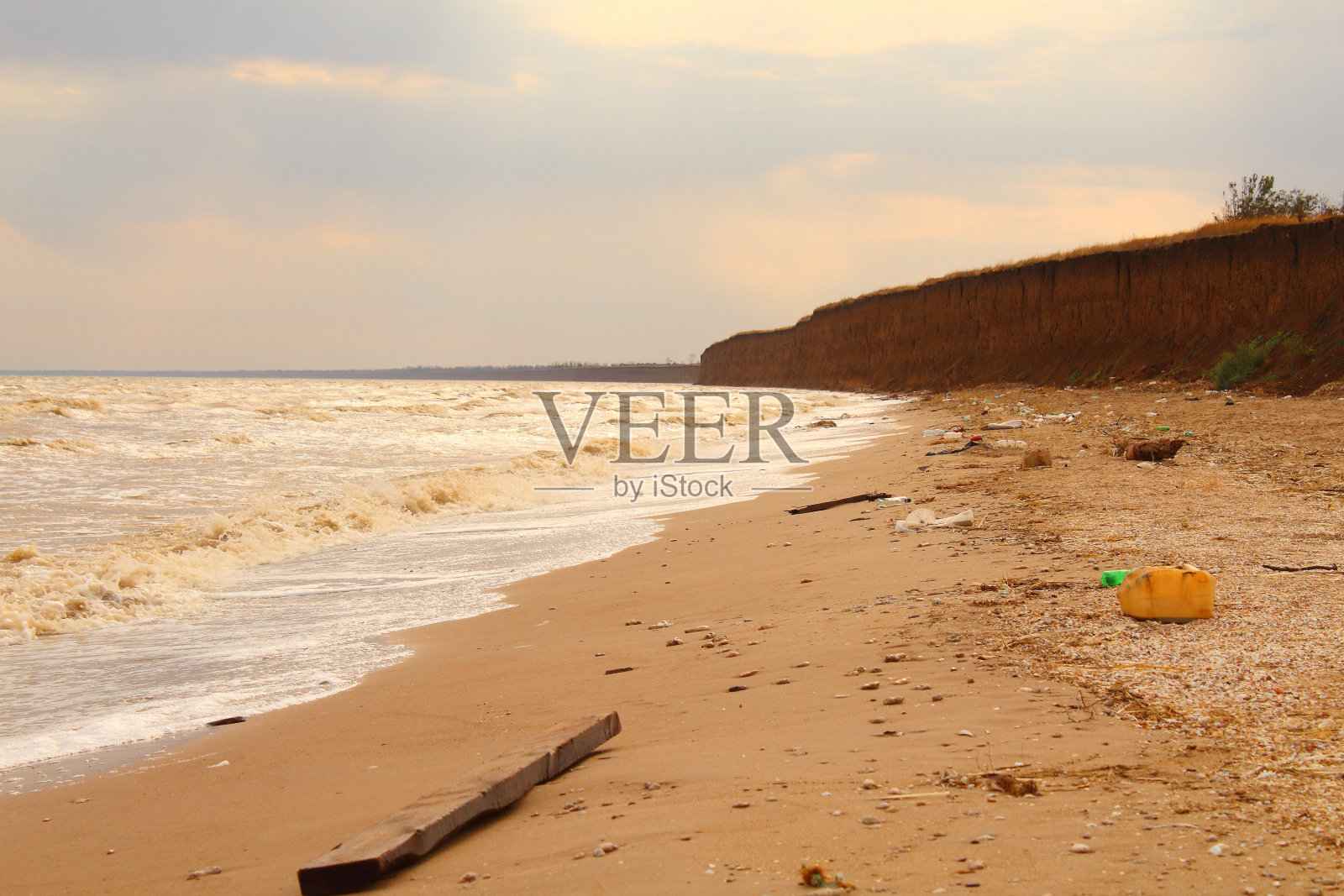 大海和海滩上的垃圾。肮脏的海岸。背景。景观。照片摄影图片
