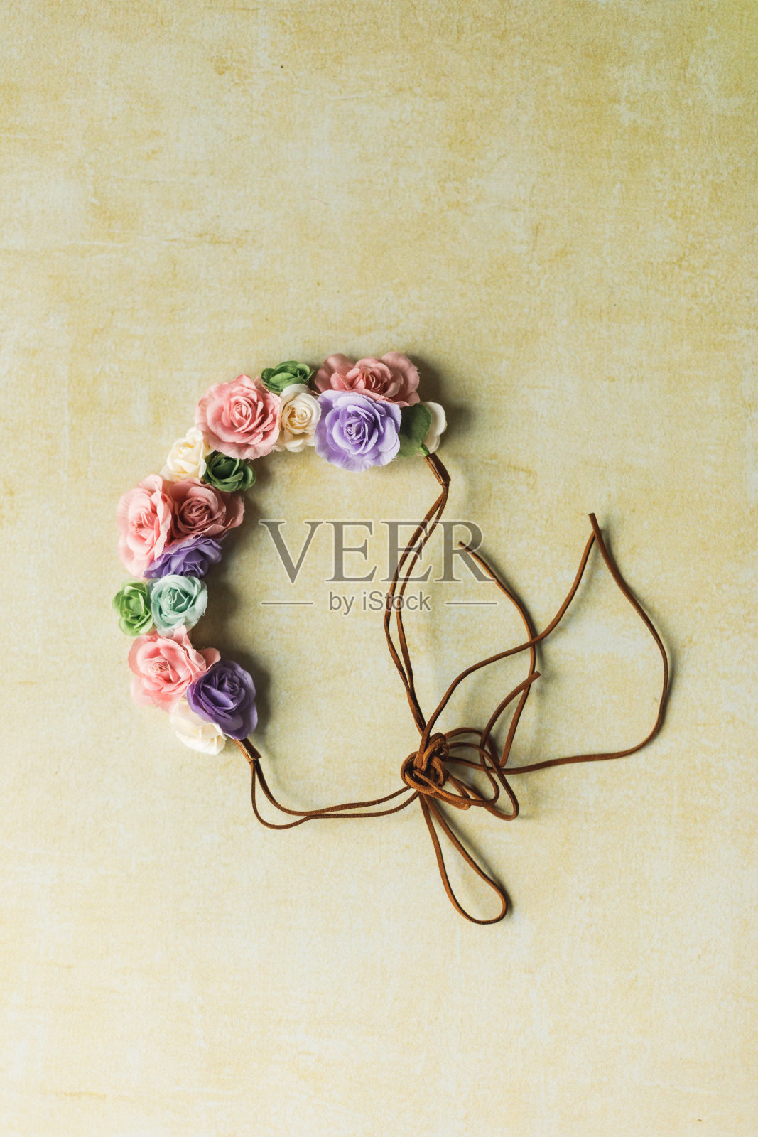 可爱的小头巾和彩色玫瑰的特写镜头照片摄影图片