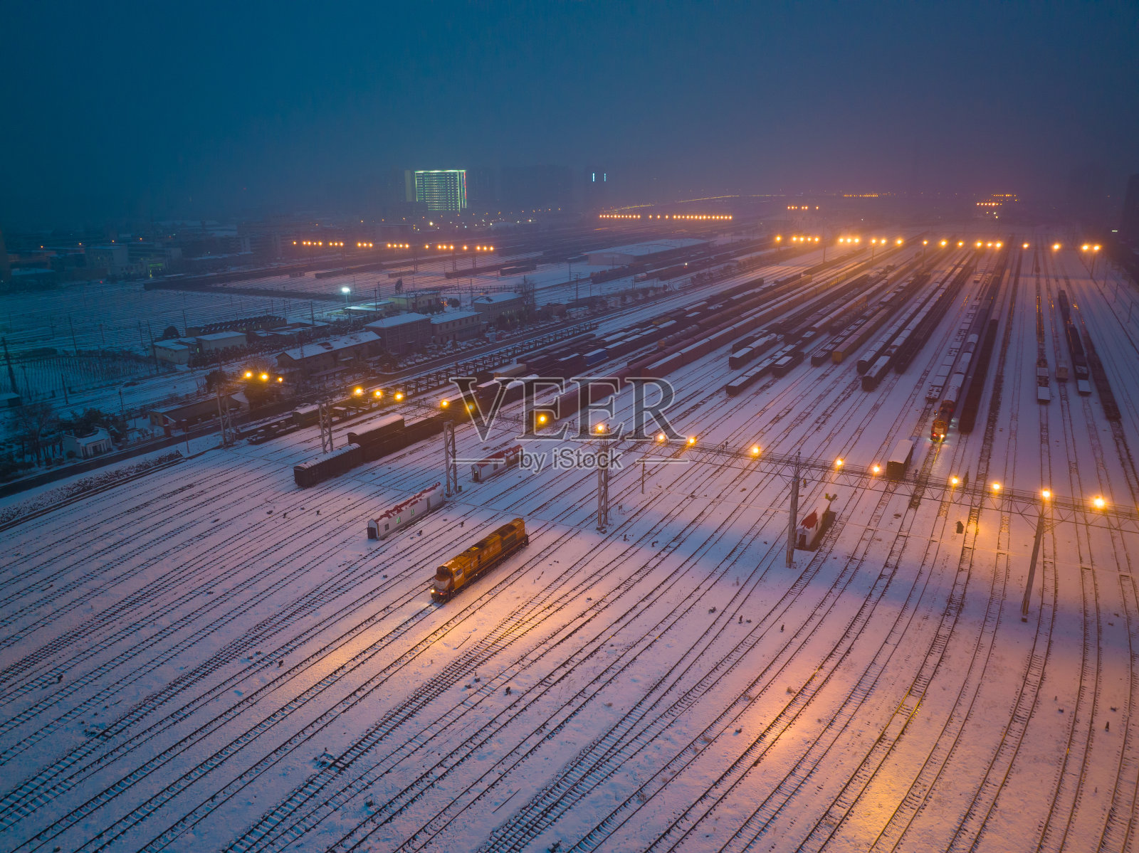 冬季夜间货运列车的鸟瞰图照片摄影图片