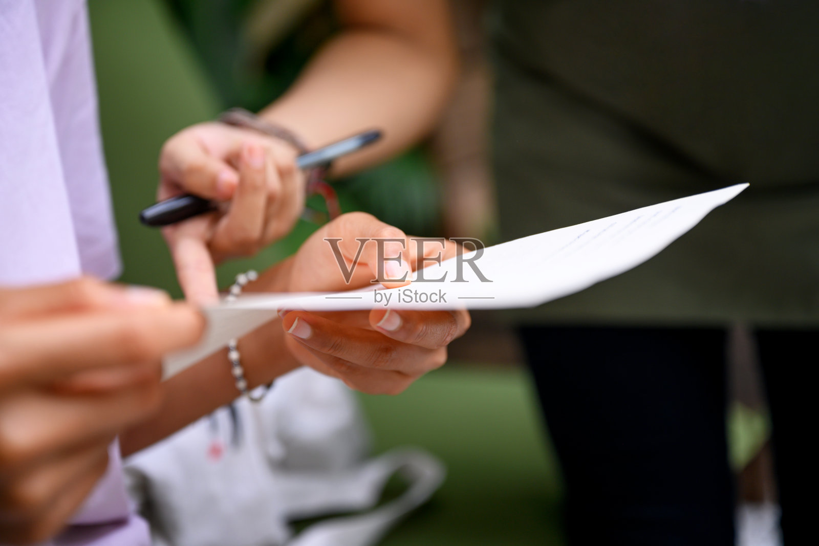 服务员建议顾客点餐照片摄影图片