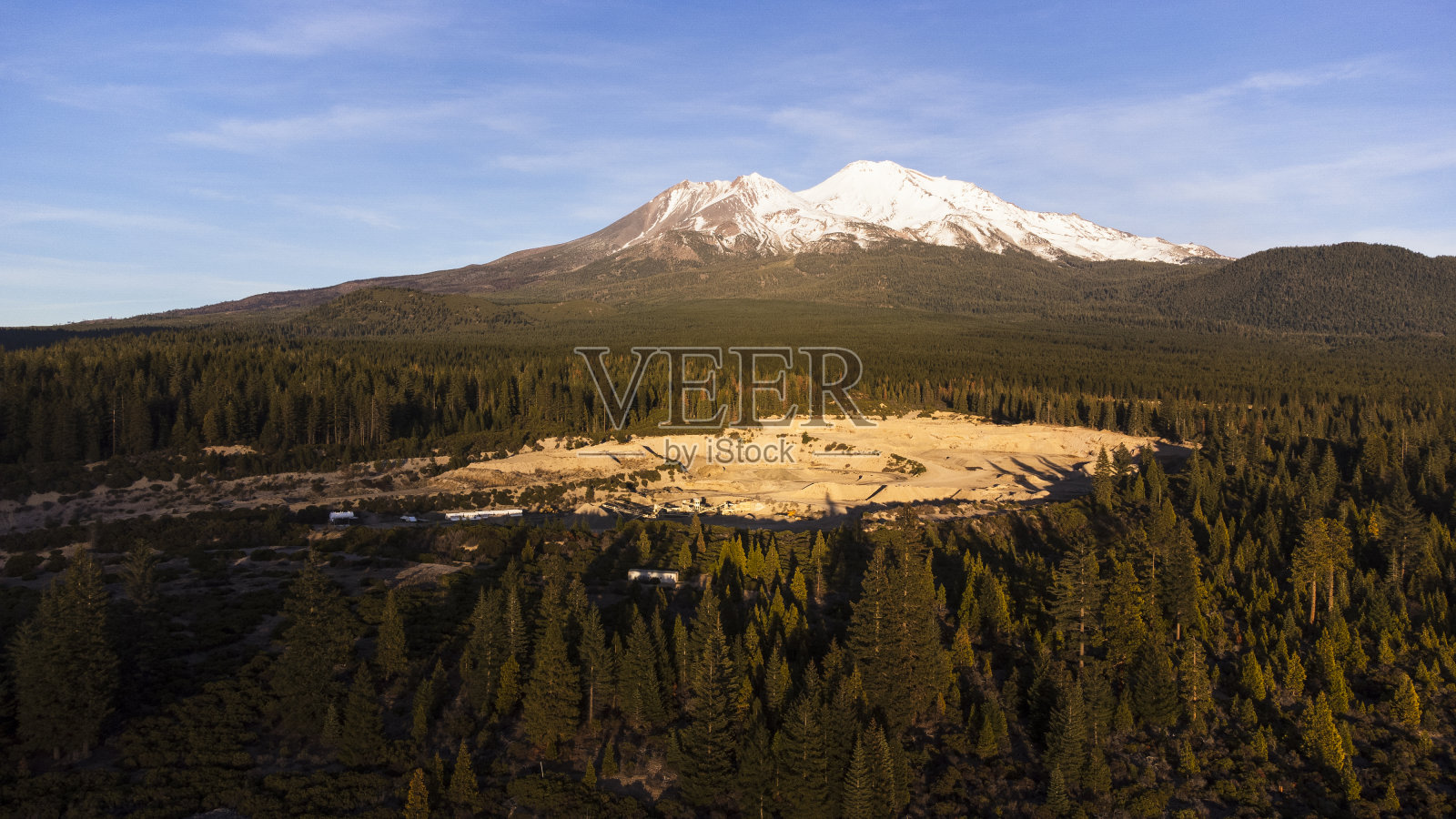 沙斯塔日落带雾照片摄影图片