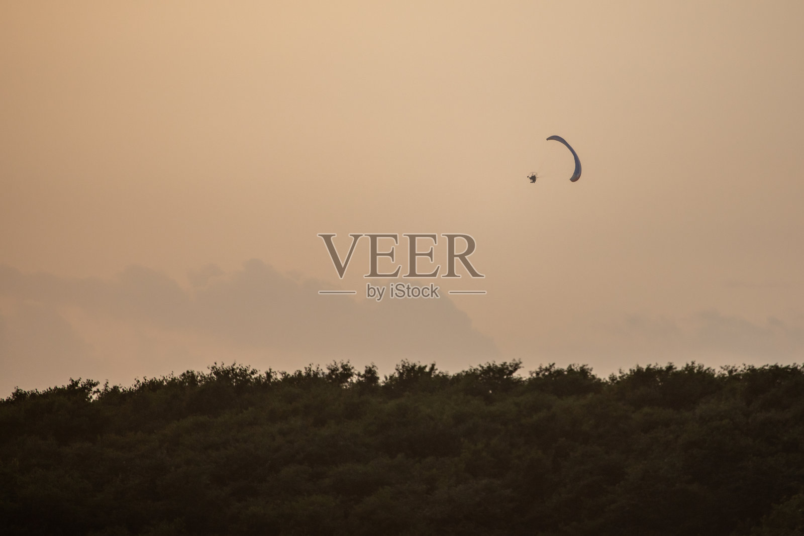 滑翔伞在日落照片摄影图片