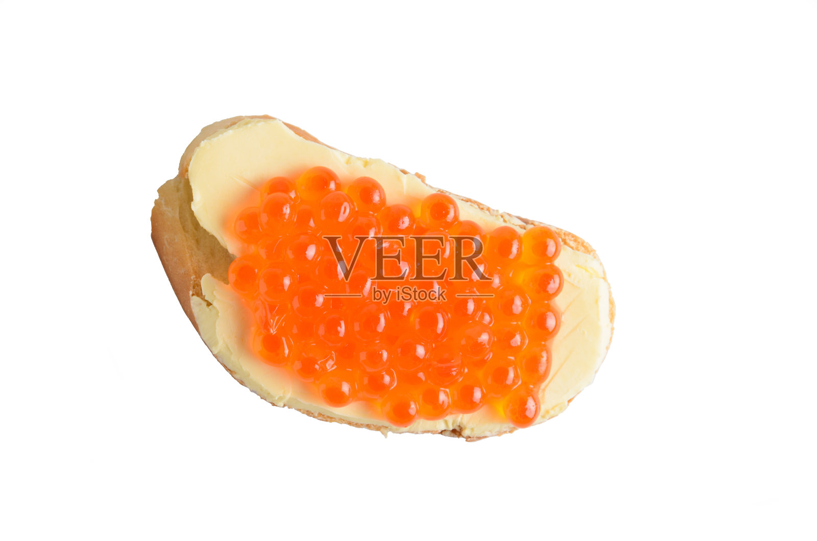 红色鱼子酱三明治，以白色为背景。照片摄影图片