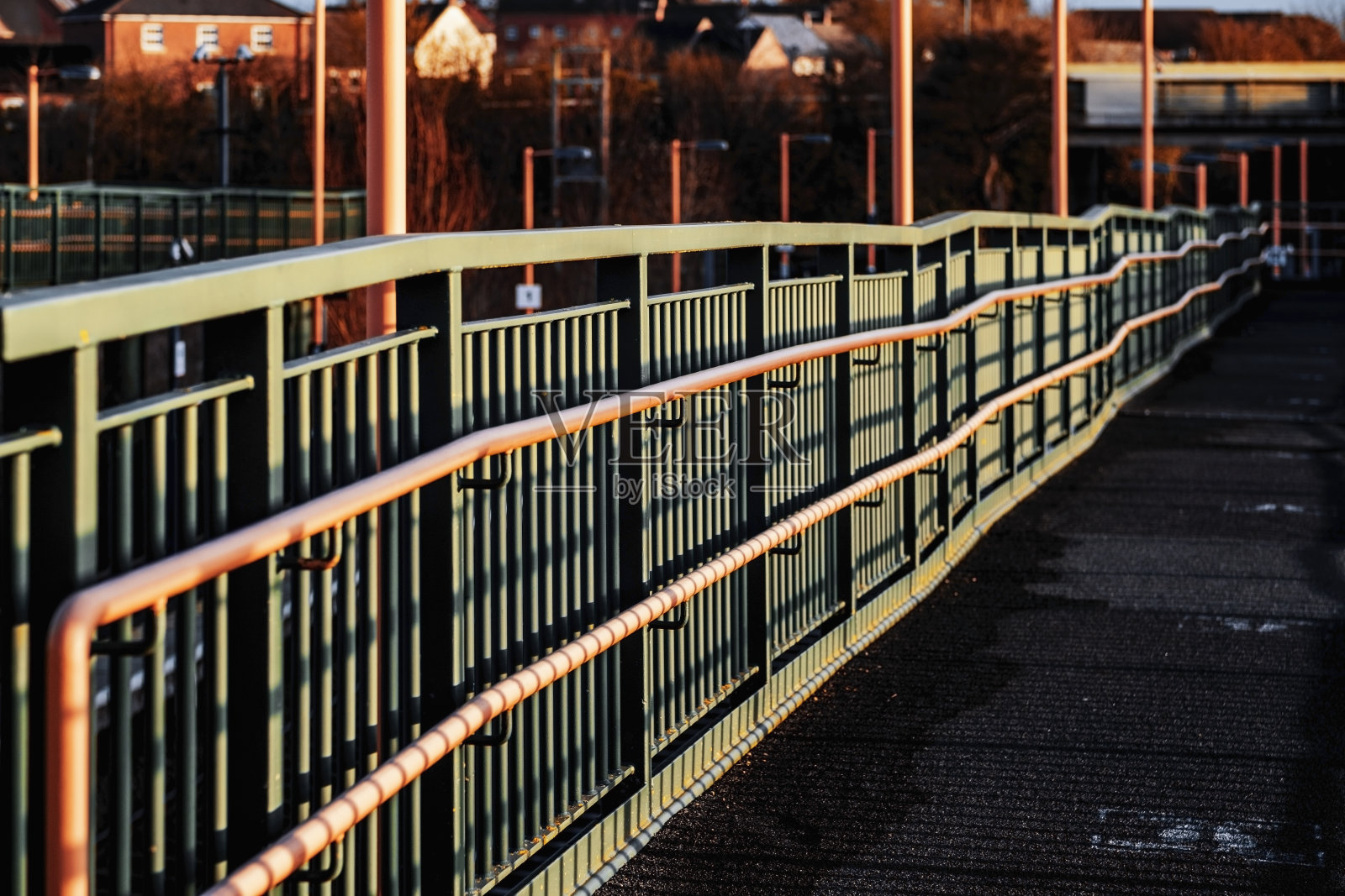 通用柴油动力铁路线路站在英国乡村。照片摄影图片