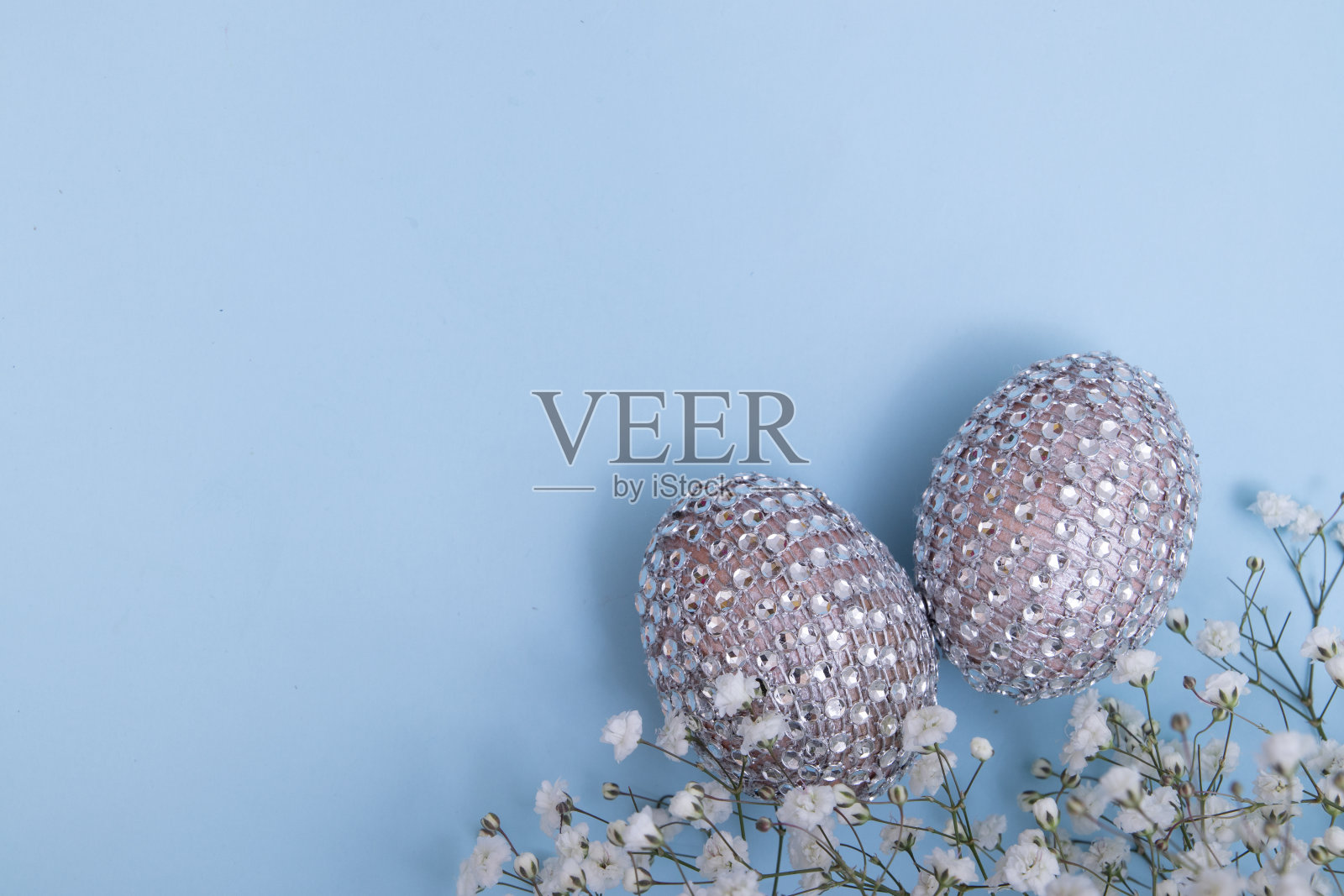 迷人的复活节彩蛋和鲜花。喜气洋洋的餐桌装饰，迎接新春佳节。时尚最小的概念照片摄影图片