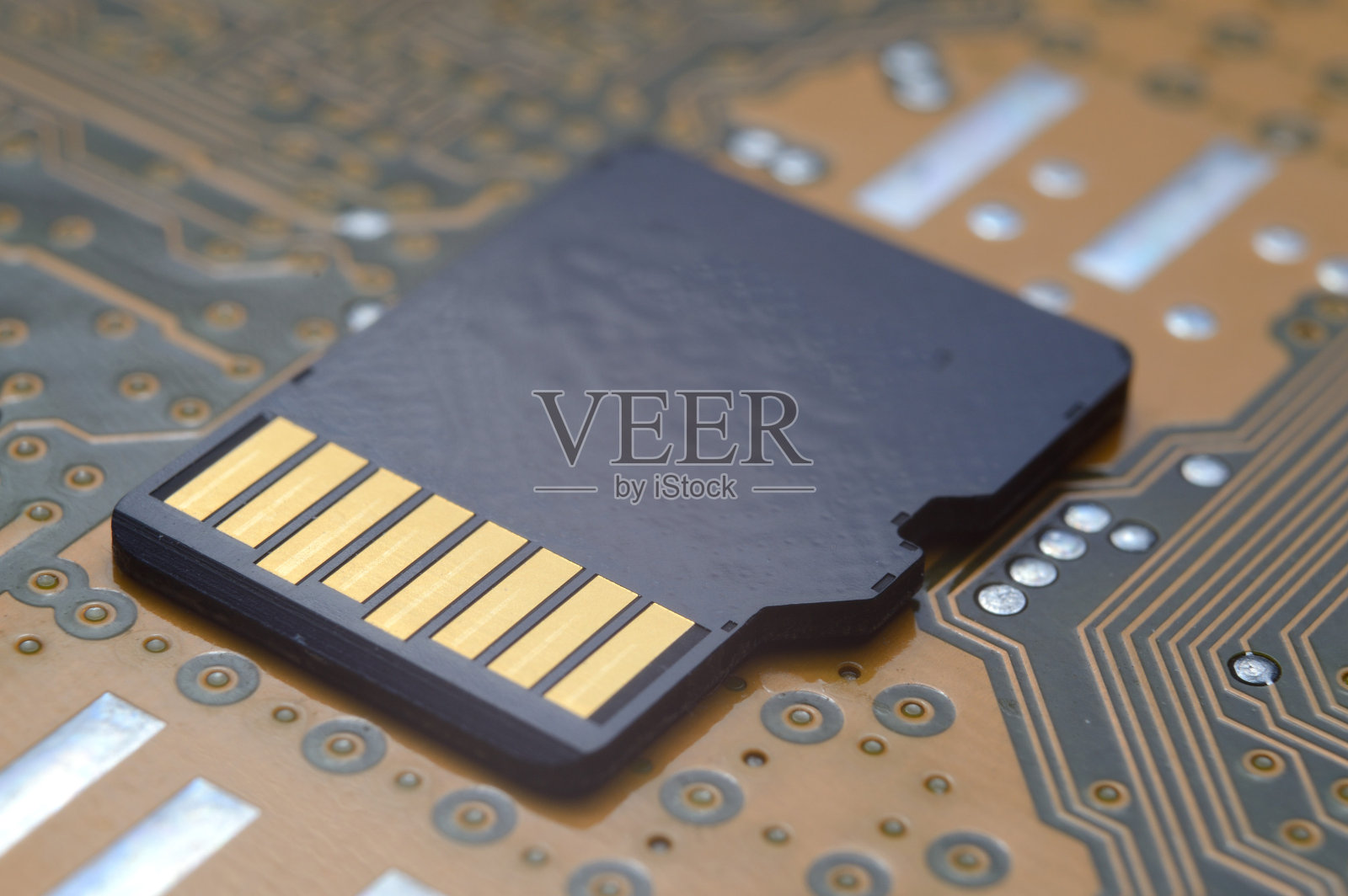 黑色的micro - sd卡位于微电路上。特写镜头。照片摄影图片