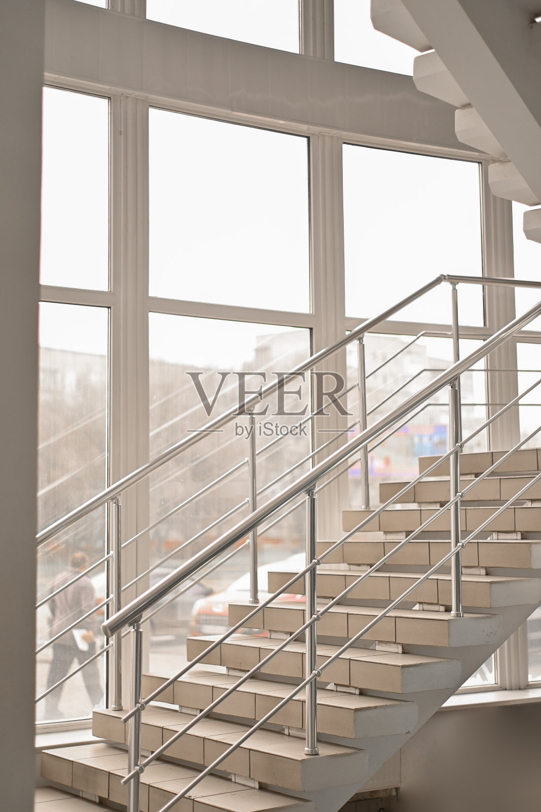 楼梯配有不锈钢扶手照片摄影图片