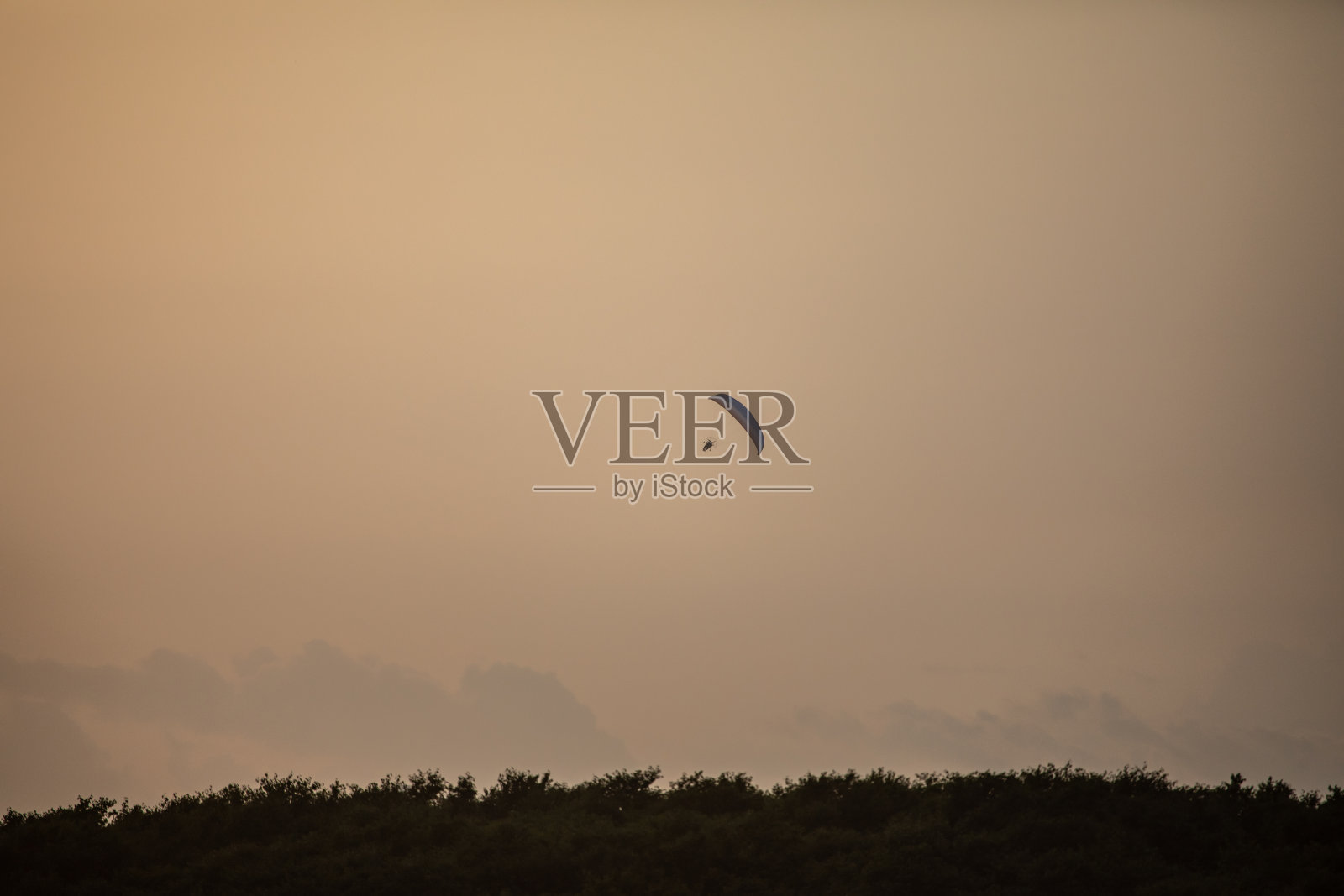 滑翔伞在日落照片摄影图片