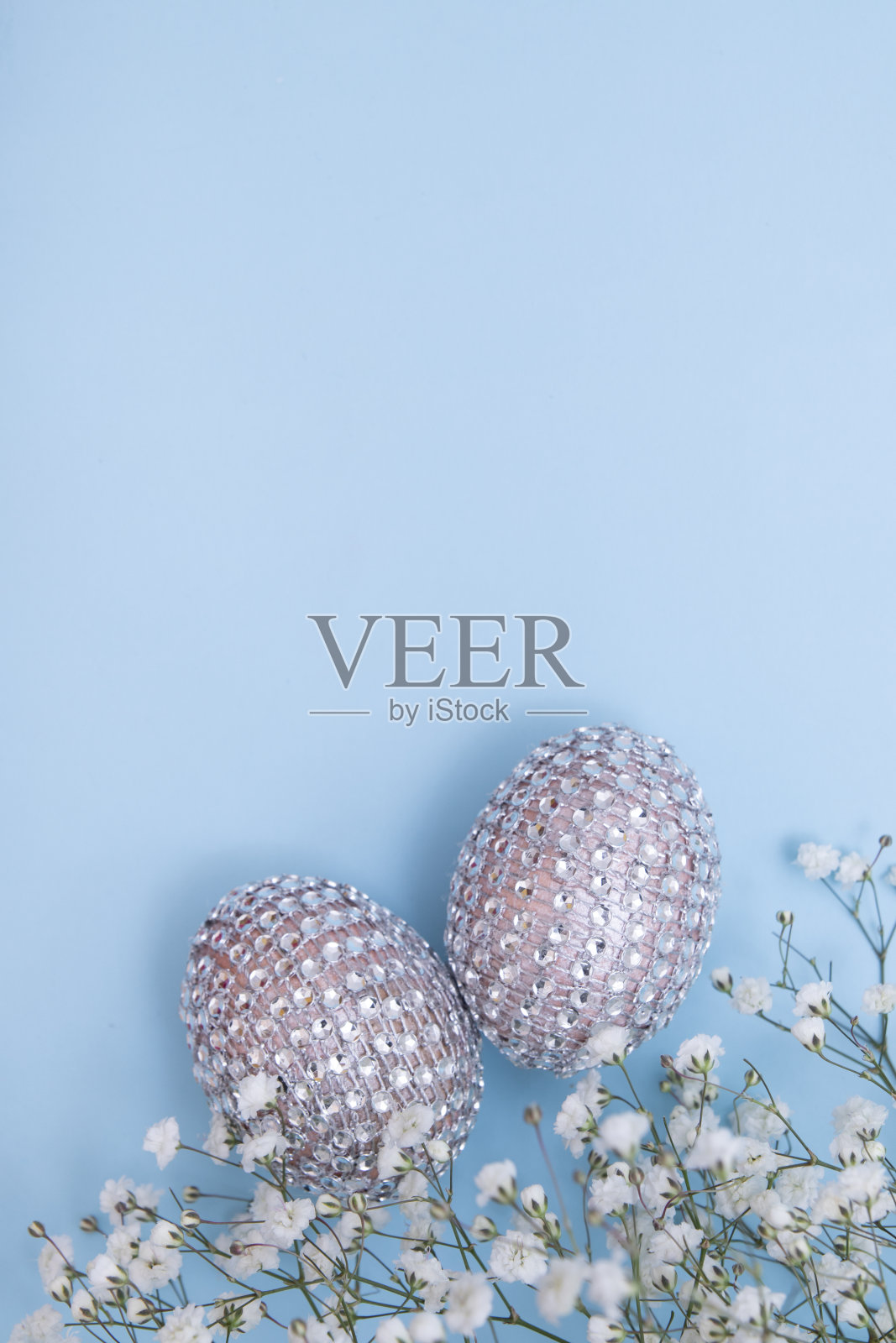 迷人的复活节彩蛋和鲜花。副本的空间。喜气洋洋的餐桌装饰，迎接新春佳节。时尚最小的概念照片摄影图片