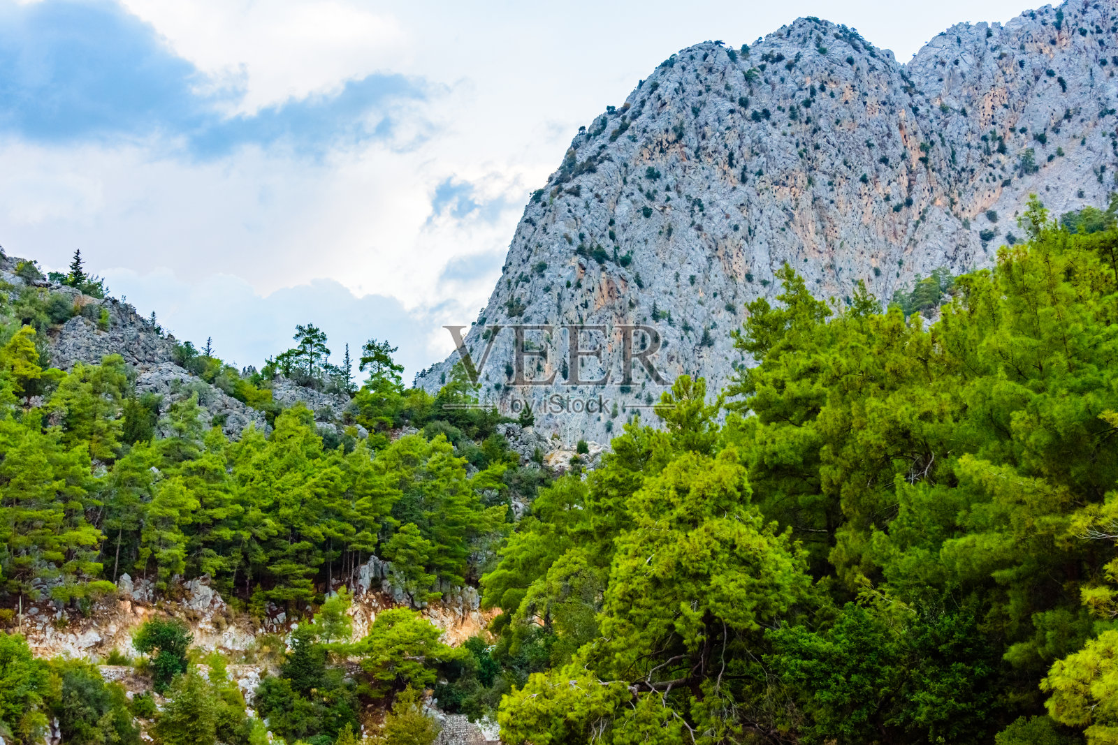 离基默市不远的峡谷中的岩石。土耳其安塔利亚省照片摄影图片