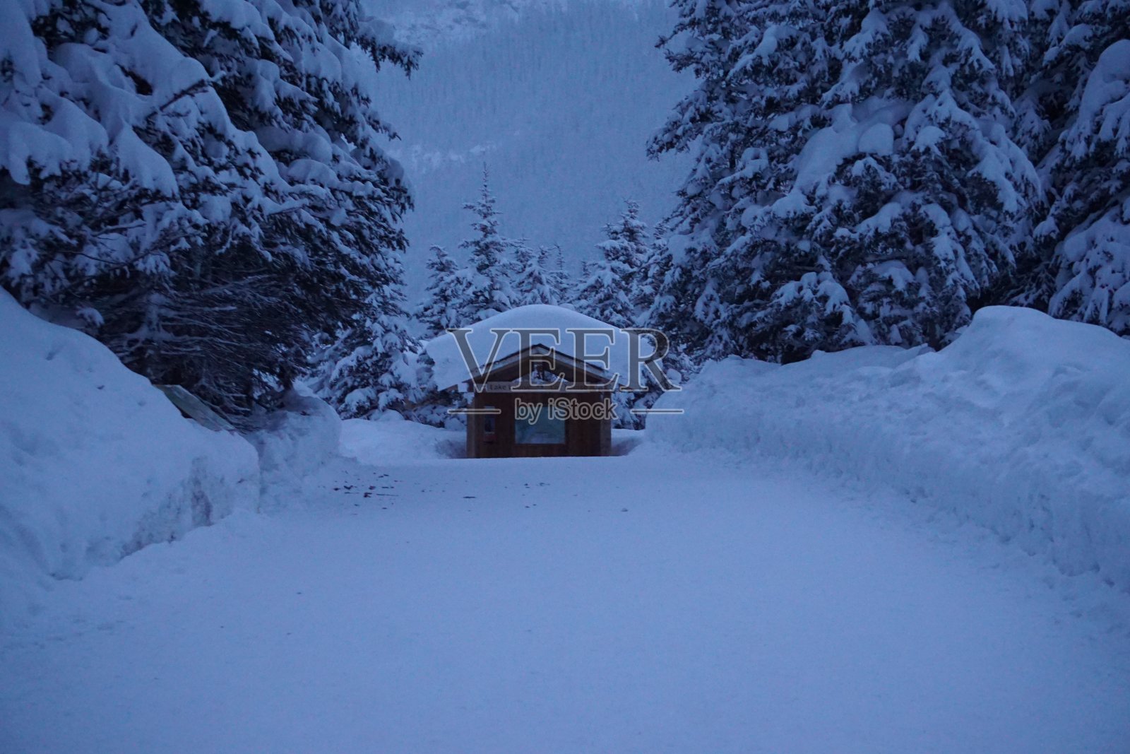 路易斯湖的入口照片摄影图片