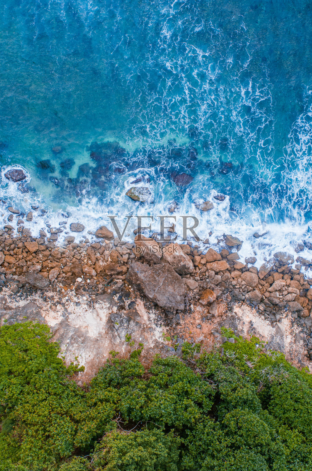 航拍巴厘岛波涛汹涌的大海照片摄影图片