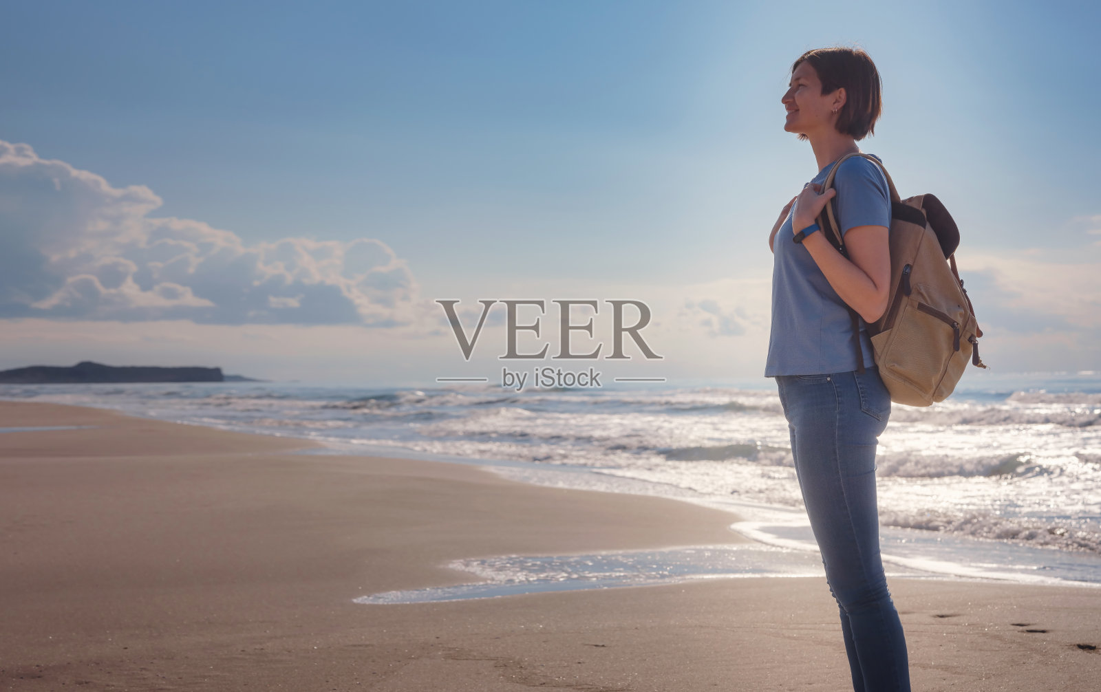 背包客亚洲女性在帕塔拉沙丘海滩照片摄影图片