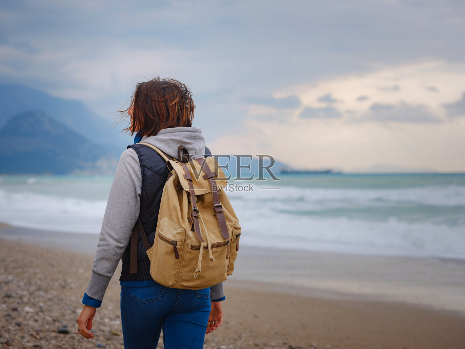 土耳其安塔利亚，冬日漫步在地中海边照片摄影图片