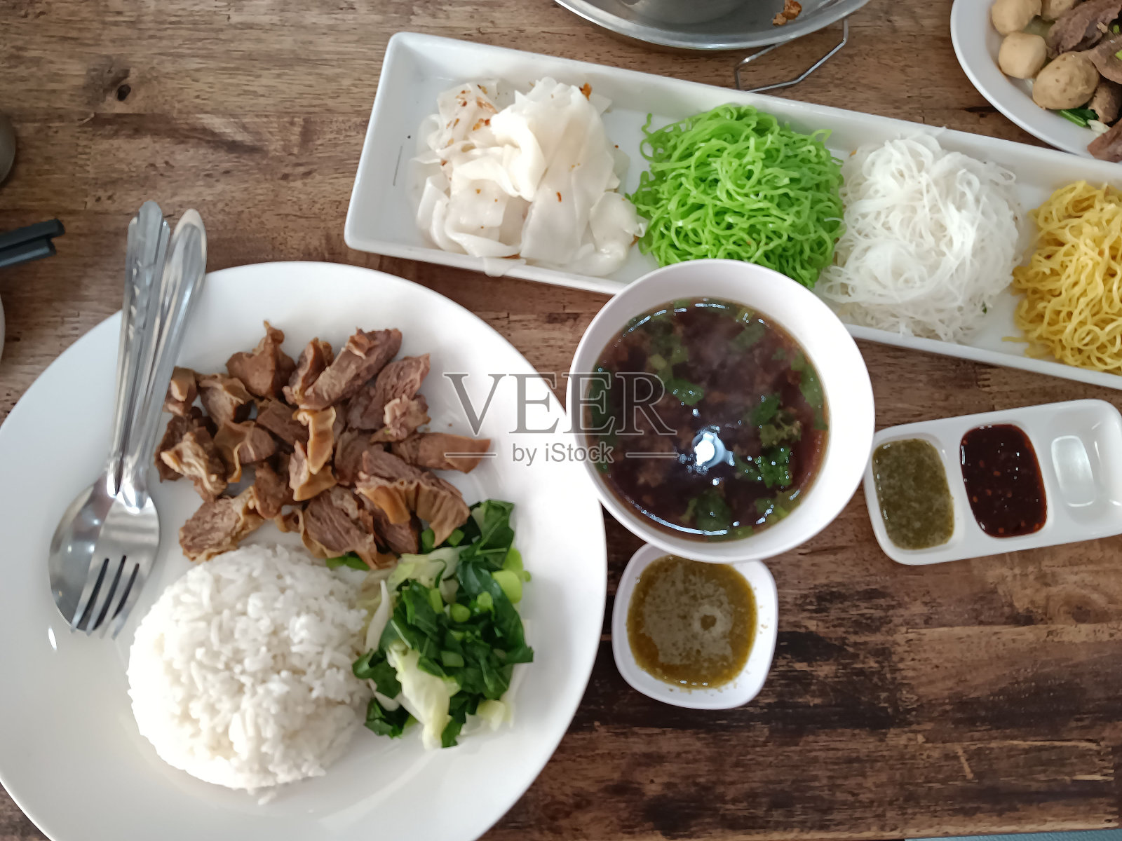 泰国菜饭。在一张木桌上，俯视图照片摄影图片