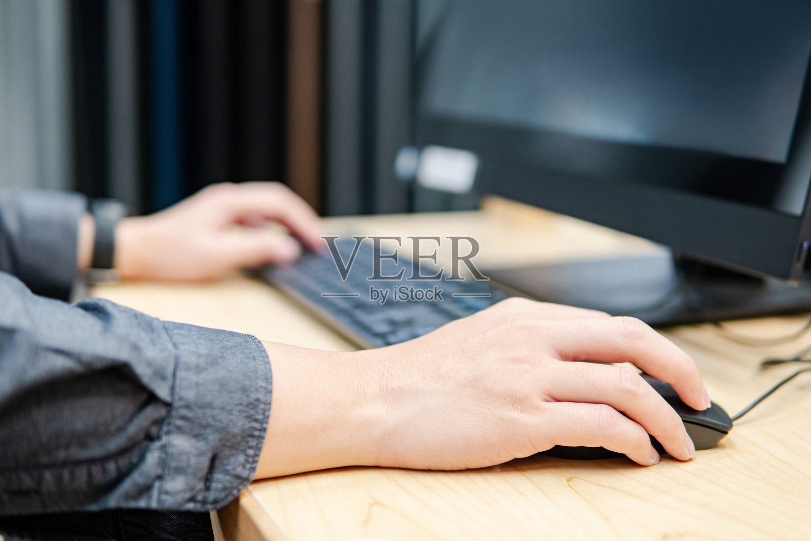 使用电脑时手握鼠标照片摄影图片