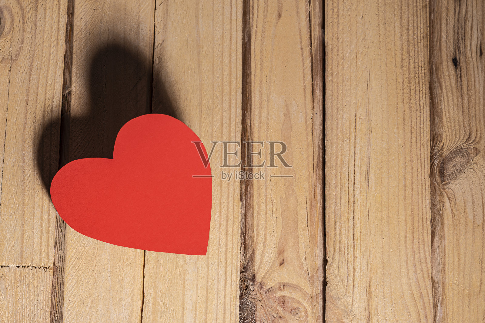 木桌上的心形照片摄影图片
