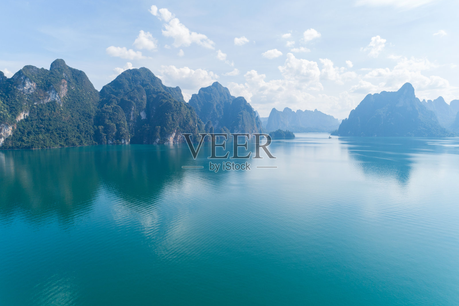 无人机俯瞰泰国热带山峰美丽的群岛岛屿泰国风景秀丽的山脉在考索国家公园的湖上令人惊叹的自然景观照片摄影图片