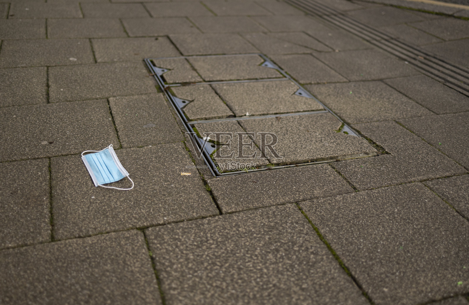 误丢弃医用口罩照片摄影图片