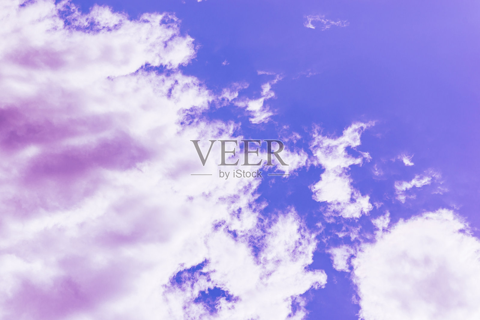 紫色的云朵点缀着美丽的蓝天，上了天堂。神奇的自然背景。照片摄影图片
