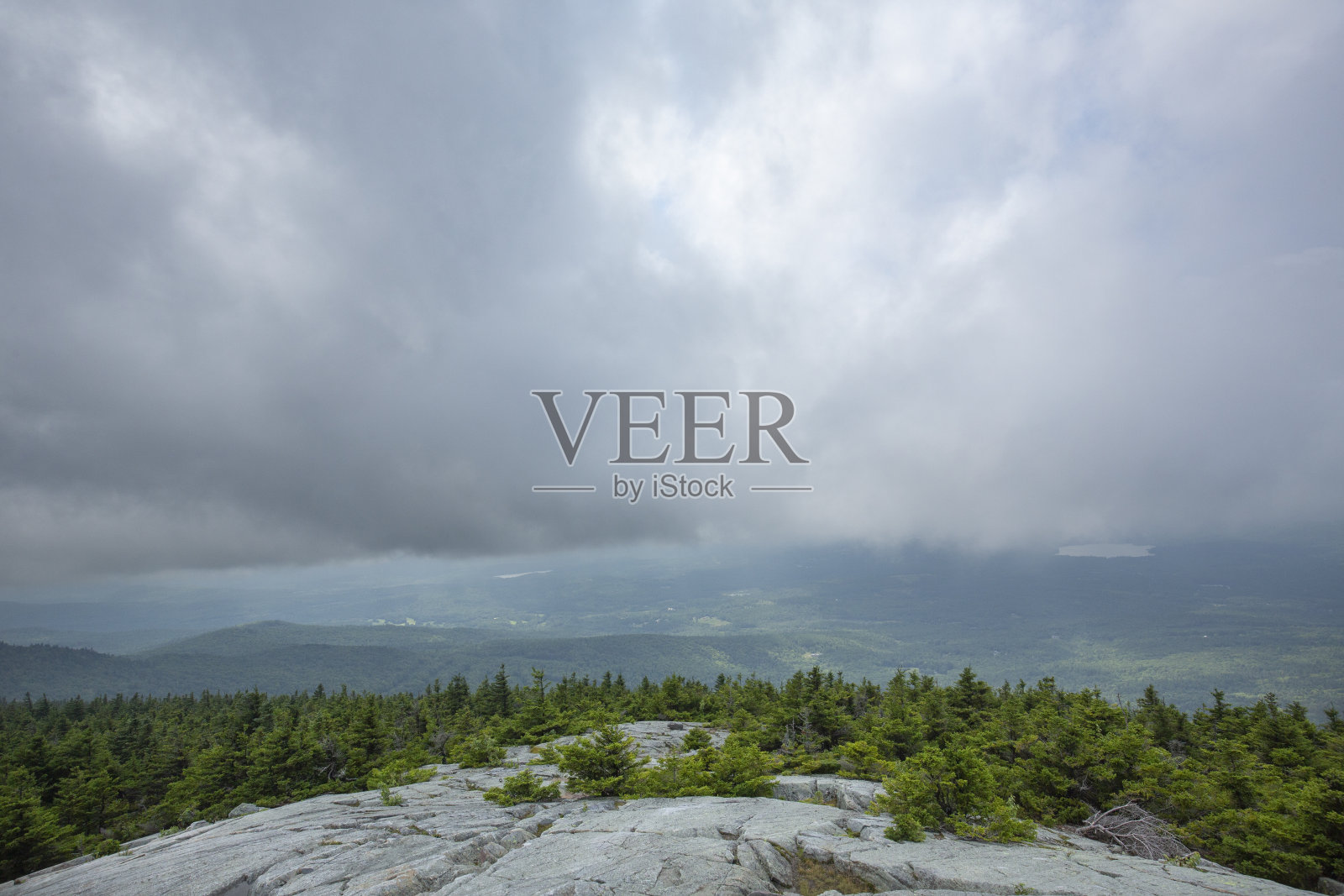 低云笼罩着新罕布什尔州基尔萨奇山的峰顶。照片摄影图片