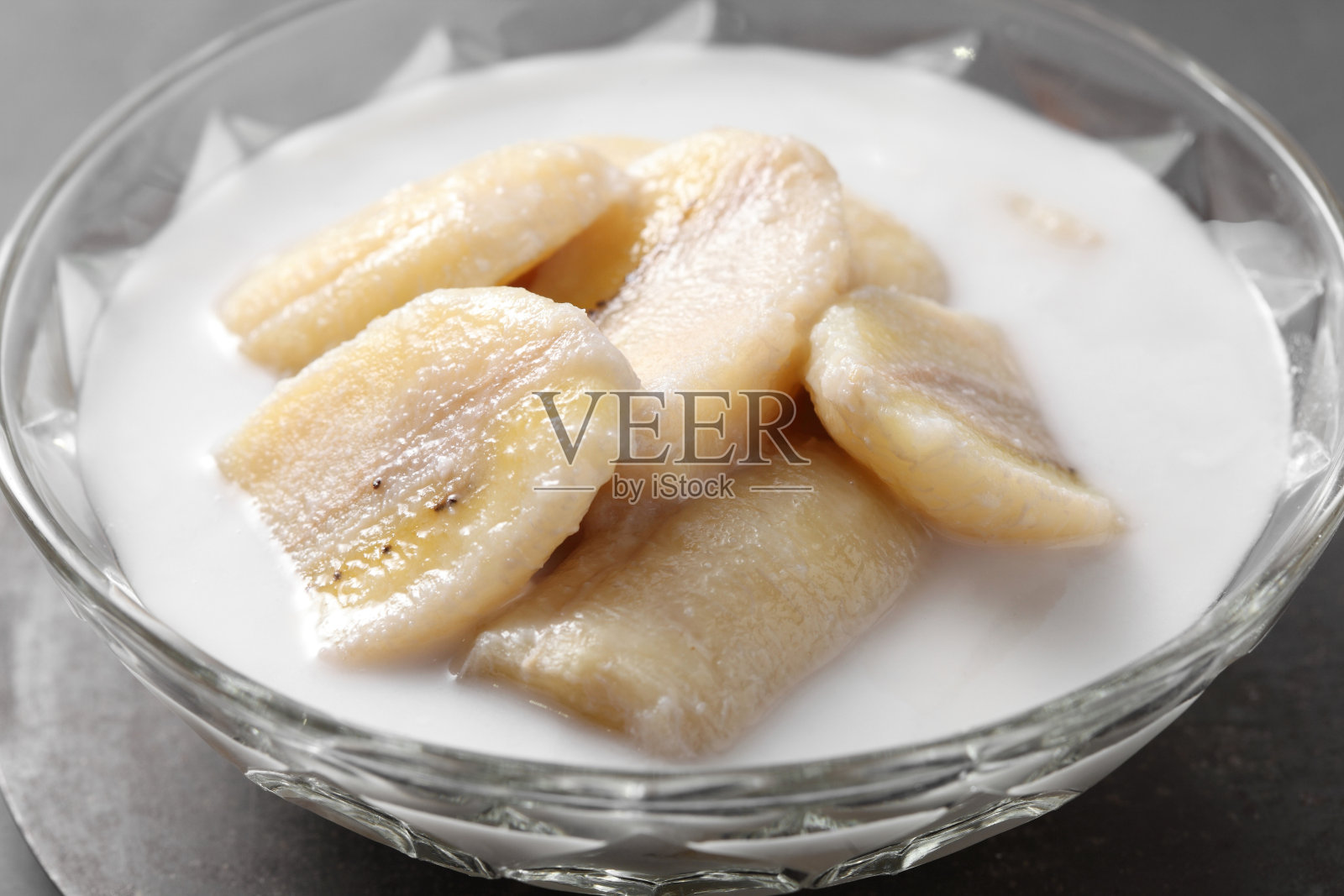 泰国甜点，用香蕉和椰子汁制成照片摄影图片