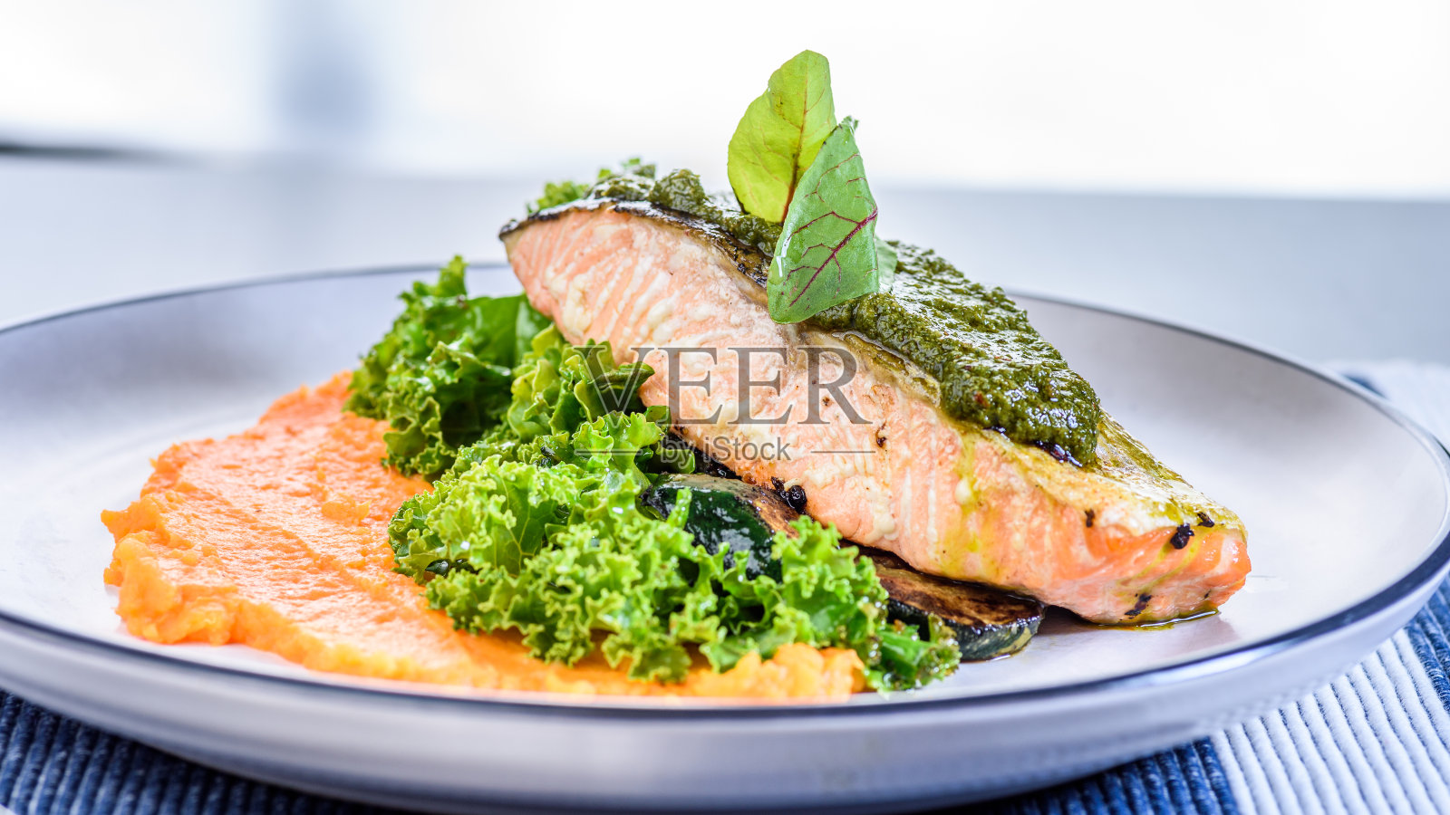 大西洋鲑鱼一种海鲜晚餐，有一片大西洋鲑鱼照片摄影图片