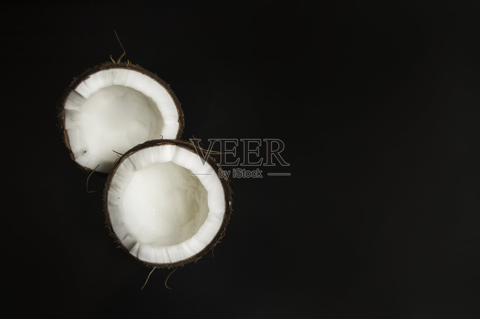 新鲜的生椰子孤立在白色背景上。高分辨率图像照片摄影图片