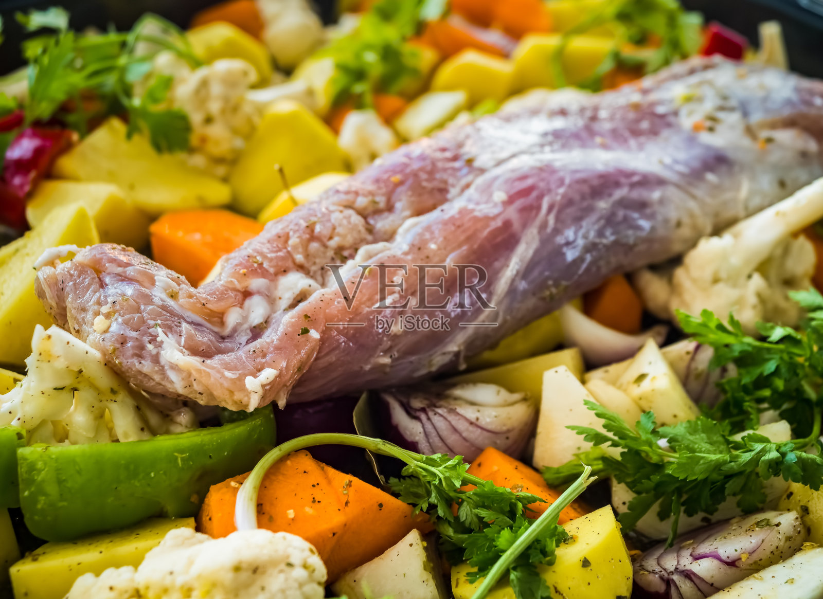 在平底锅里准备猪腿，配菜和红酒。照片摄影图片