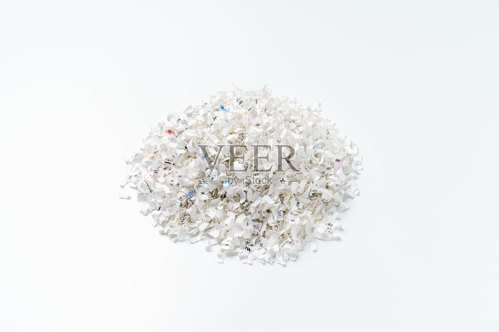 从碎纸机粉碎的纸的特写。照片摄影图片