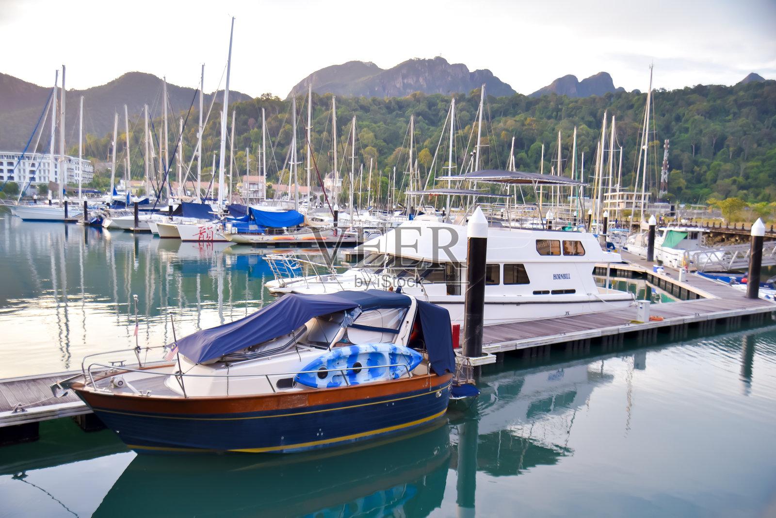 家基地游艇与美丽的自然景观。照片摄影图片