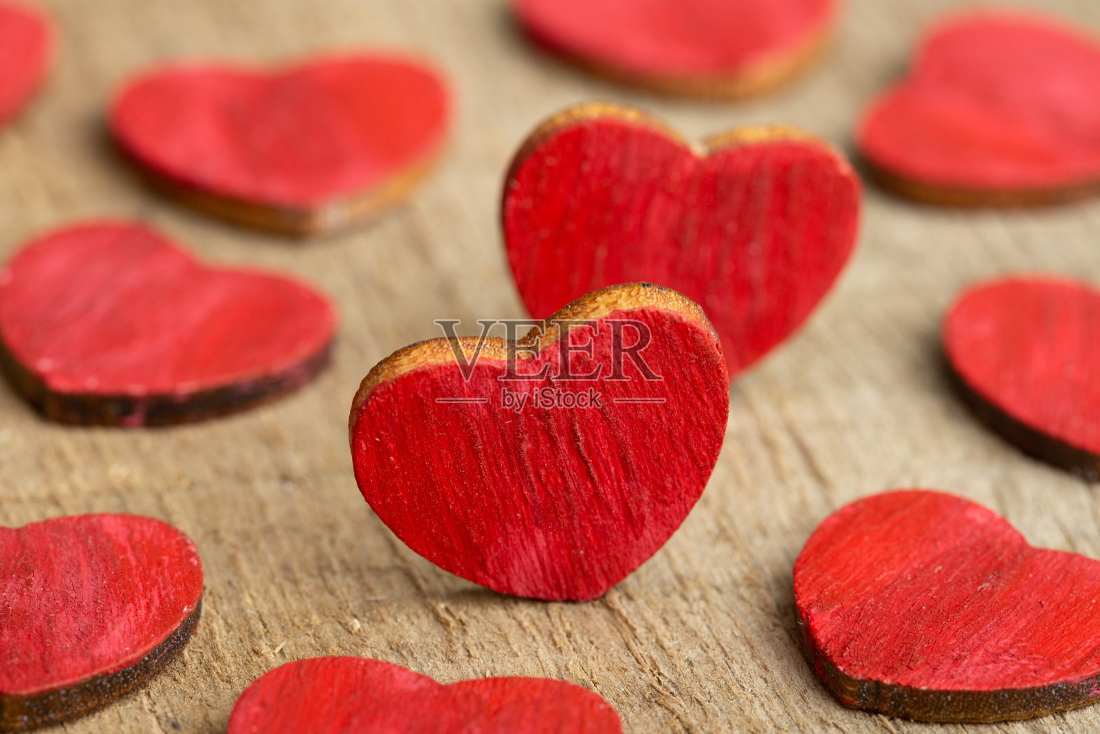 情人节祝福概念：红色木制爱心特写照片摄影图片
