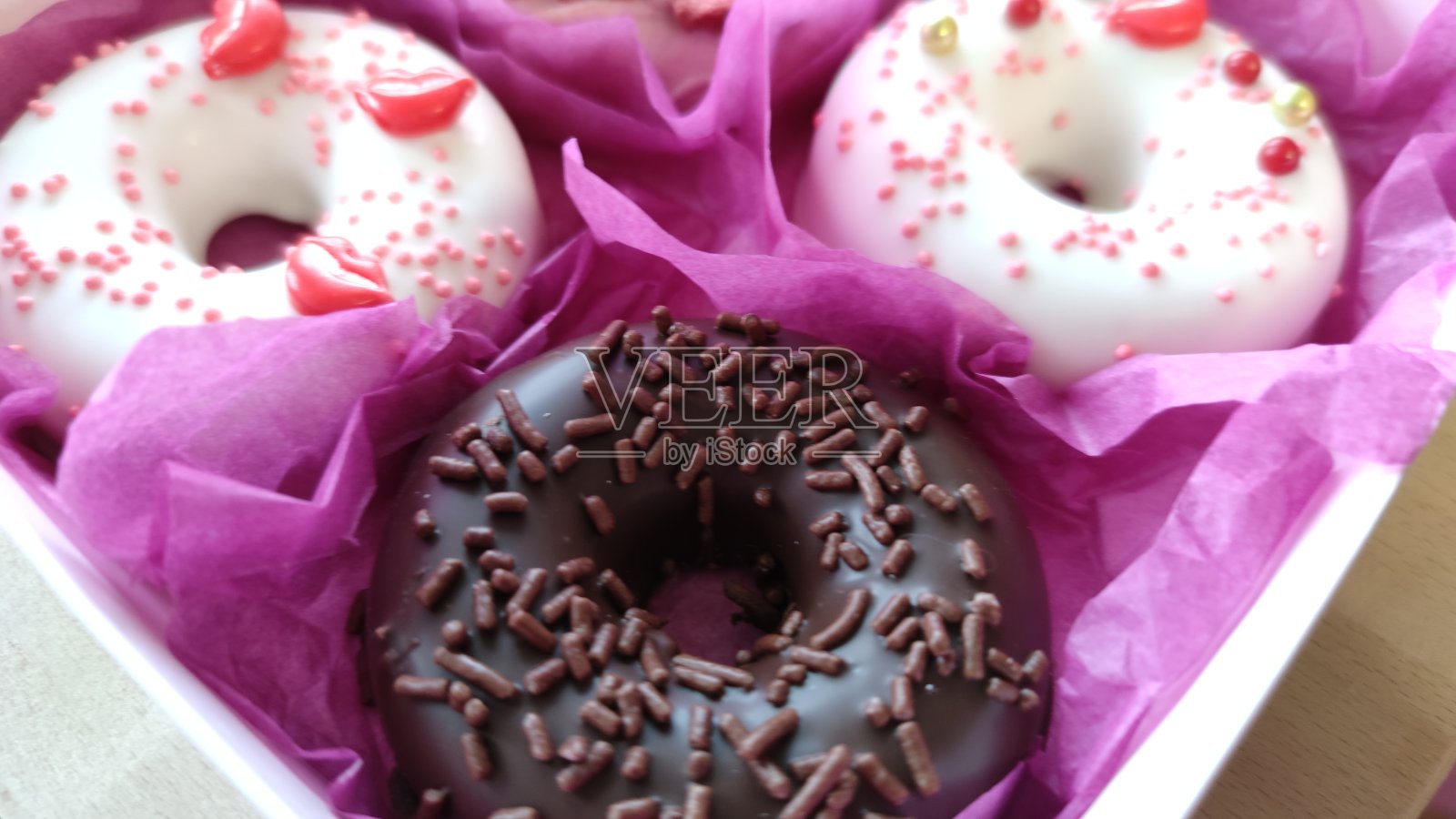 装有美味自制甜甜圈的礼盒。照片摄影图片