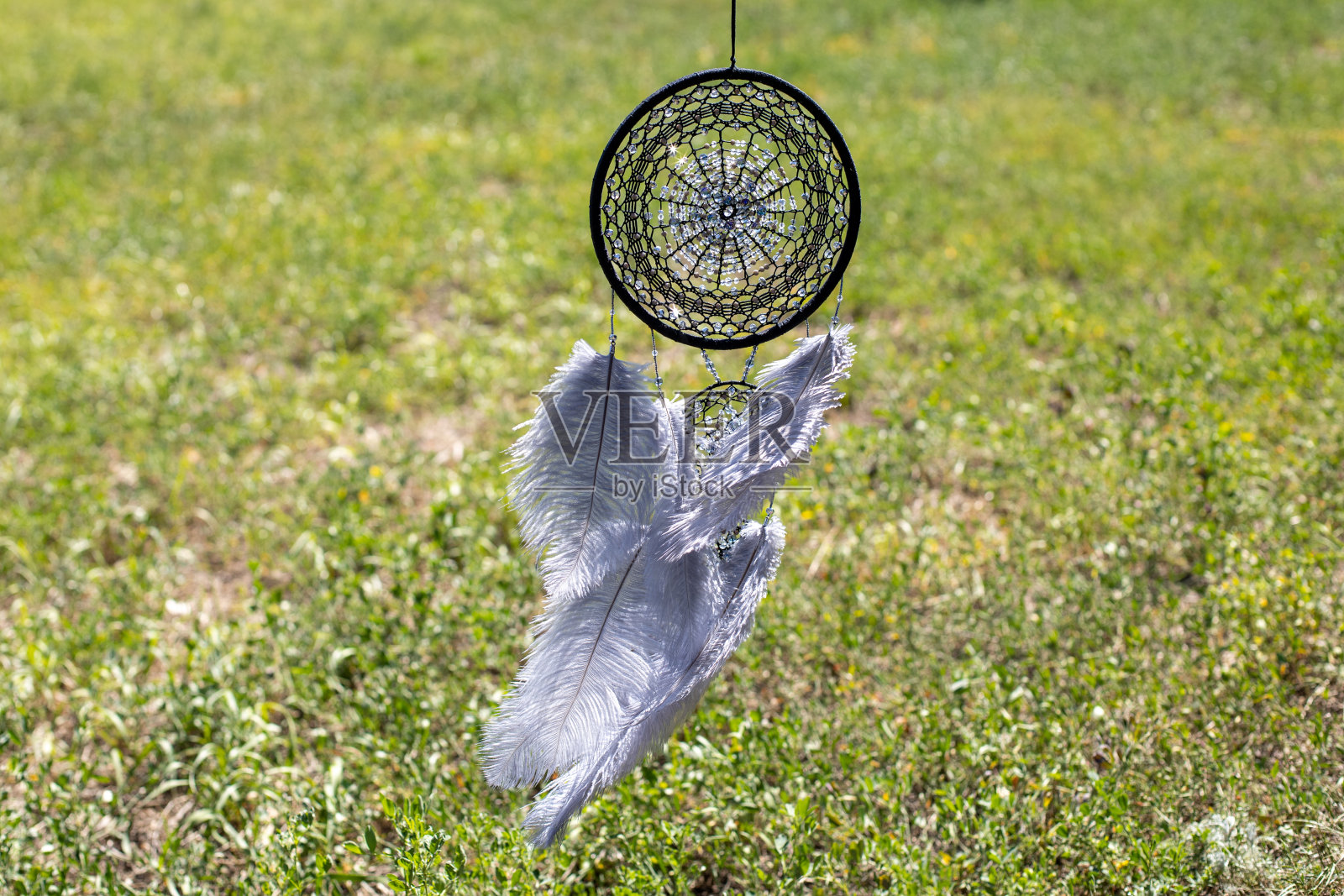 手工捕梦器，羽毛线和珠子绳挂照片摄影图片