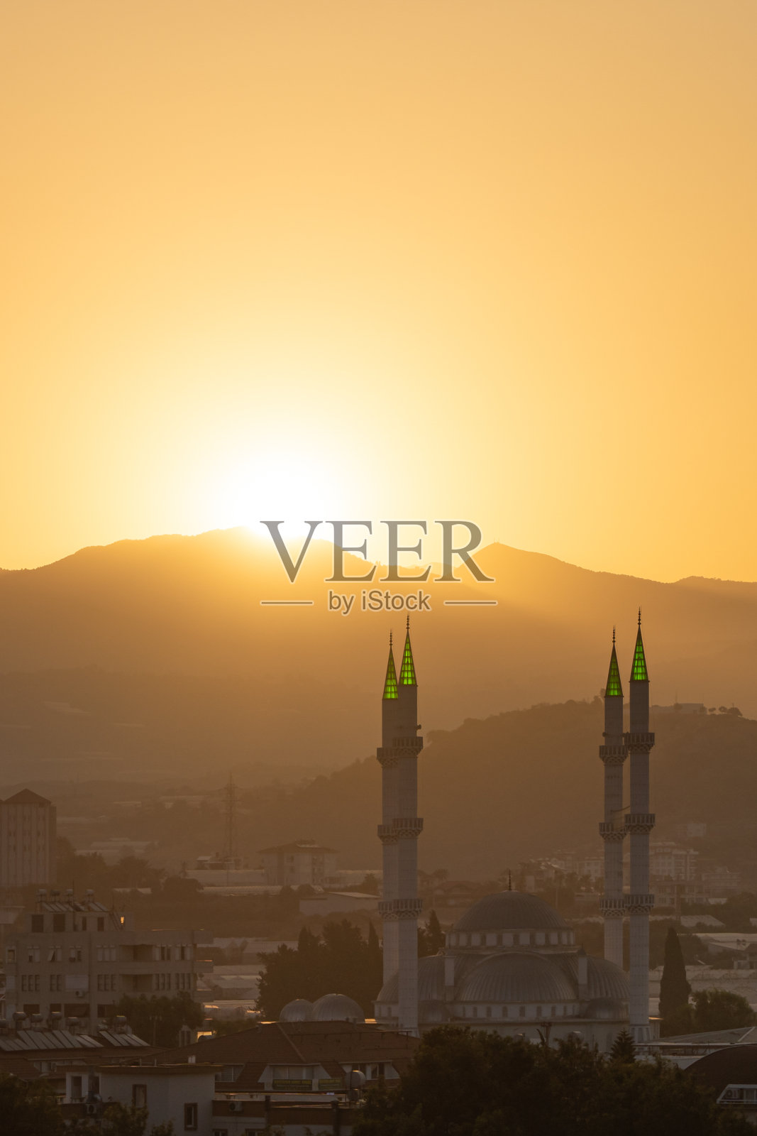 日出在山上，清真寺和土耳其城市在前景照片摄影图片
