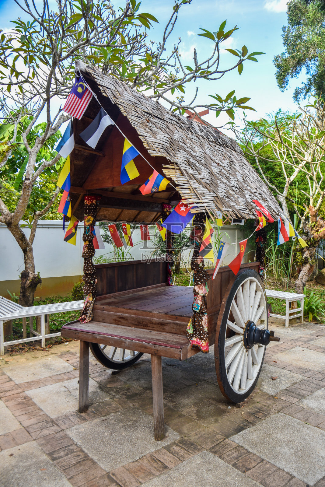 漂亮的木制牛车。照片摄影图片