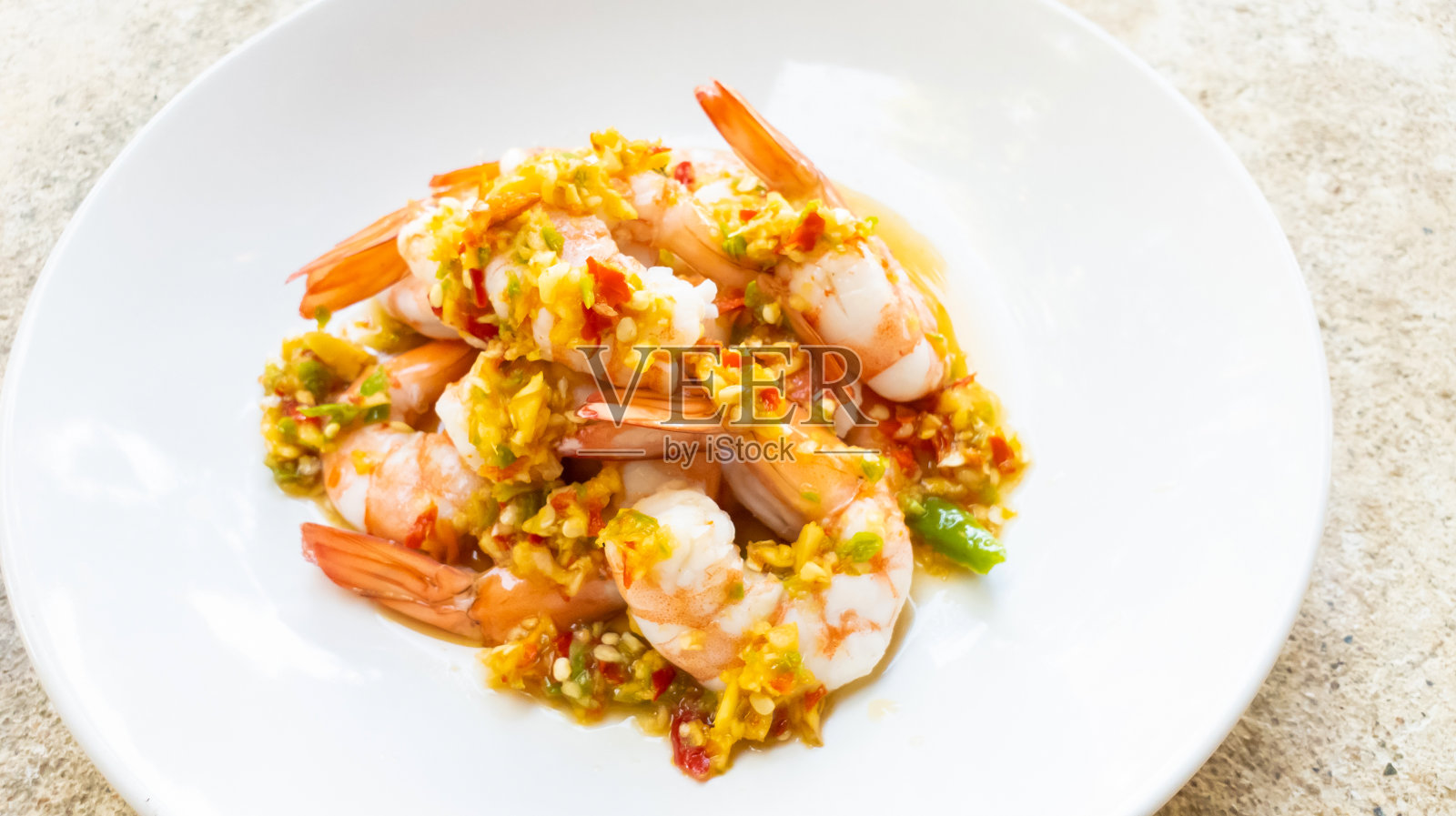 盛在盘子里的香辣虾沙拉配上大蒜辣椒鱼露和柠檬照片摄影图片