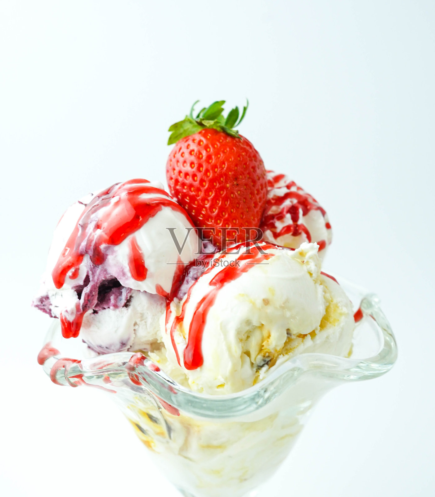 杯子里有三个香蕉，奶油和草莓冰淇淋球照片摄影图片