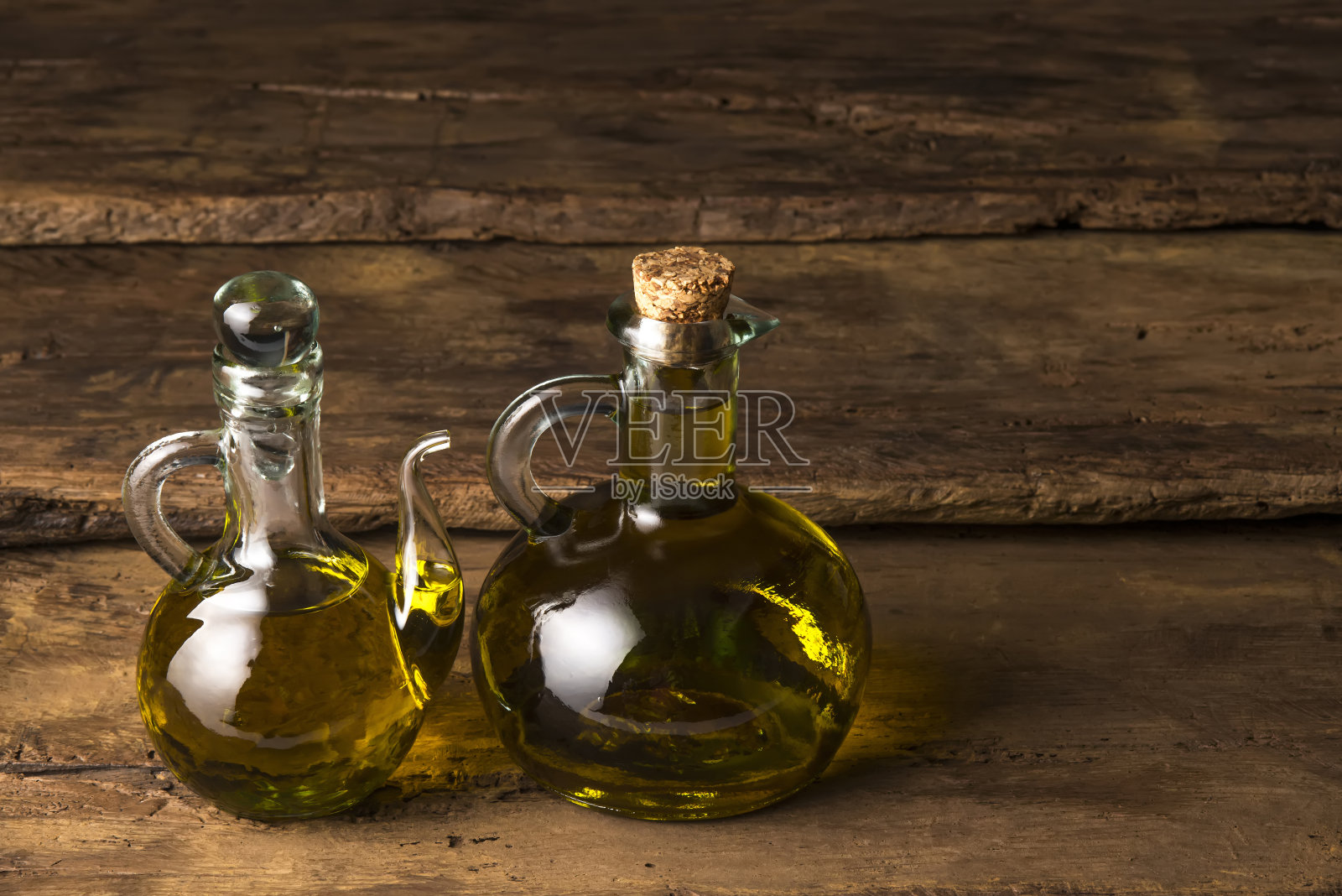 纯纯特级初榨橄榄油，两瓶，木质背景照片摄影图片
